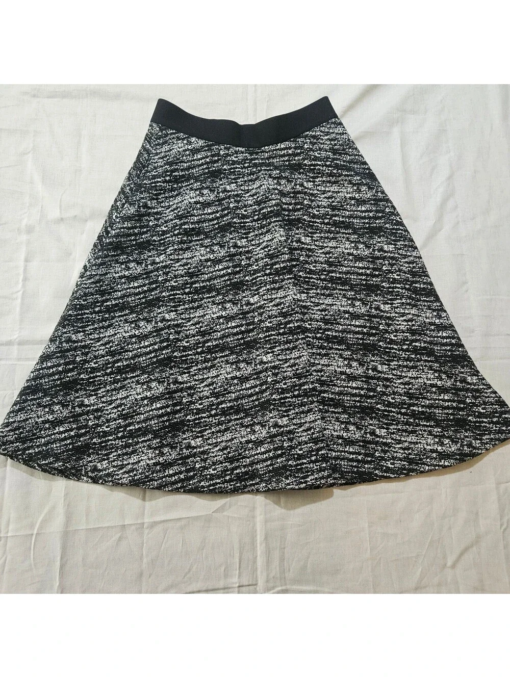 NWT Banana Republic Women's Black and White Knit Flared Skirt Size 4